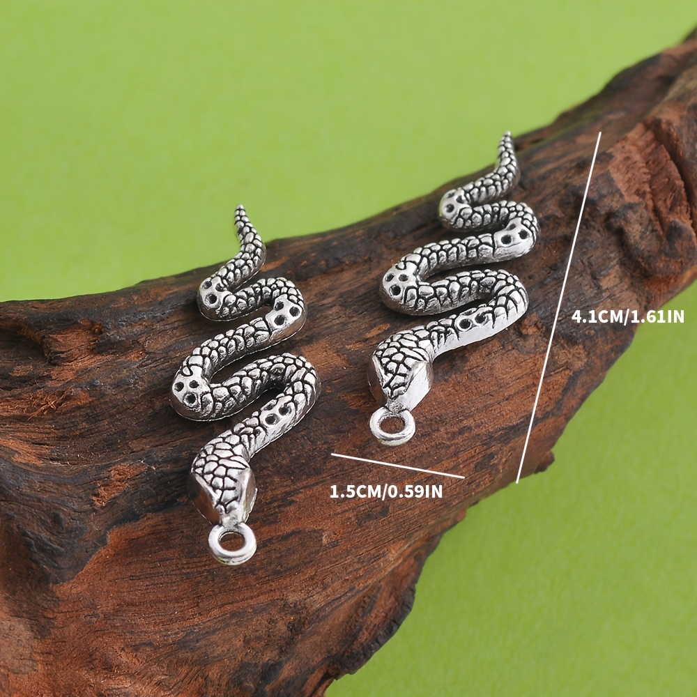 7pcs Distressed Embossed Serpentine Small Pendant Set